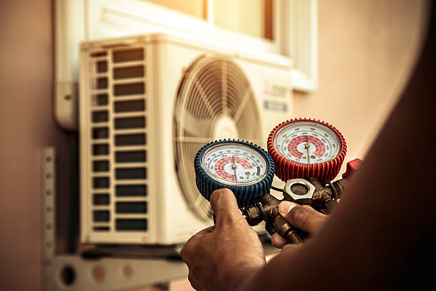 Professional Hvac technician working in Pawleys Island, SC